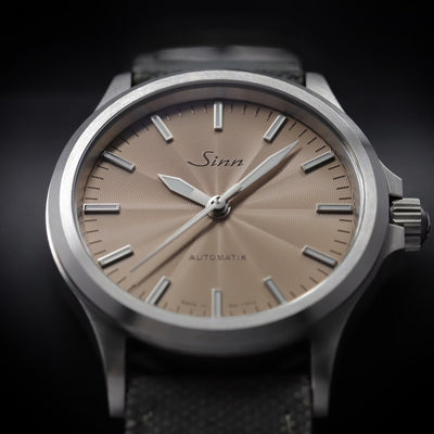 [พร้อมส่ง / Pre-Order] Sinn (ซินน์) นาฬิกา 556 Sand สายหนัง/สเตนเลสสตีล ขนาดตัวเรือน 38.5 มม. (556 Sand)