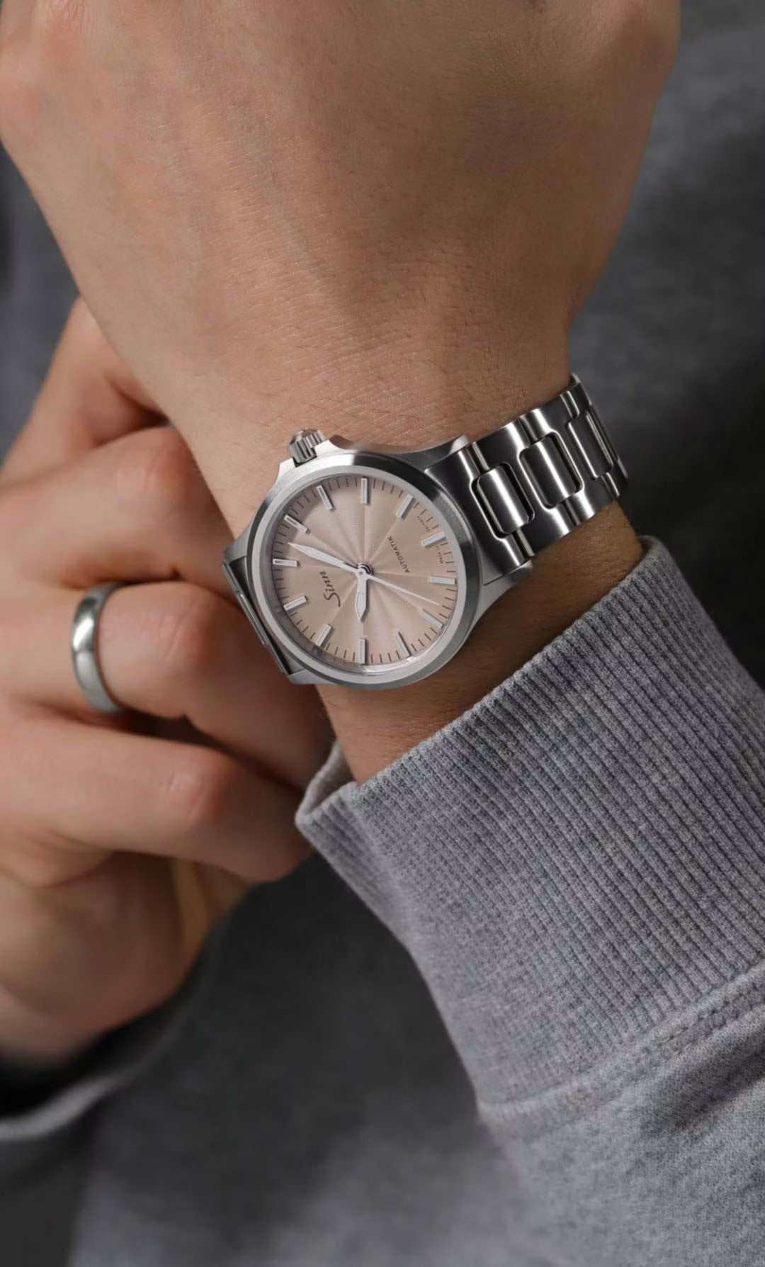 [พร้อมส่ง / Pre-Order] Sinn (ซินน์) นาฬิกา 556 Sand สายหนัง/สเตนเลสสตีล ขนาดตัวเรือน 38.5 มม. (556 Sand)